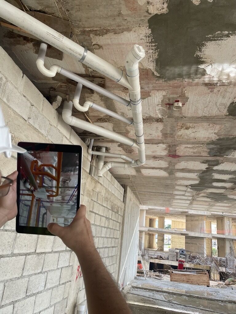 Revisión en campo con realidad aumentada usando un tablet en obra